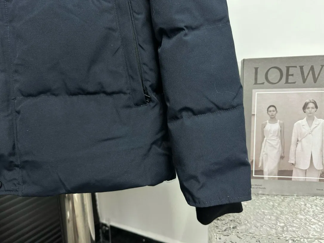 P780 [canada goose wyndham] 29 parka down jackets. The fabric is as soft and hard as the original. It can be restored by kneading at will (fabric misunderstanding: fabrics with high hardness are not waterproof. Only those who buy the latest authentic version this year will notice the softness and comfort of the fabric). The down is synchronized with the authentic white duck down. It is fluffy and not clumps. The electronically controlled down filling machine is filled with down. The zipper is customized with authentic ykk military grade copper core zipper puller. The high-hardness, non-stuck fur collar is made from original and custom-made western Canadian coyote skin. All workmanship and wiring are controlled by workers with more than ten years of service. They must be horizontal and vertical, and no crookedness is allowed. The wiring density inside is more sophisticated. Fighters in the world 29 battle all kinds of world products. Size: XS-XXL